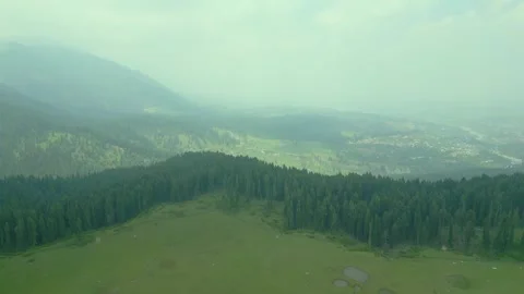 Aerial view of Doodhpathri, Budgam District, Kashmir Valley, Jammu and Kashmir Vidéo 336745031
