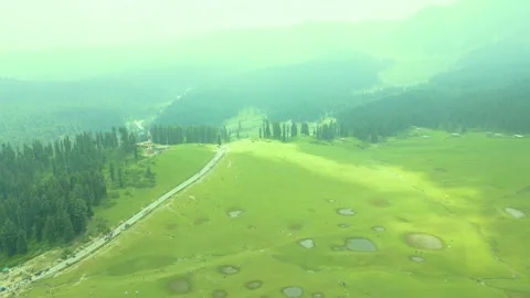 Aerial view of Doodhpathri, Budgam District, Kashmir Valley, Jammu and Kashmir Vidéo 336745444
