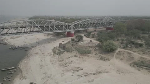 Aerial view of double decker bridge over the Ganges at Varanasi. Vídeos de archivo 340134824