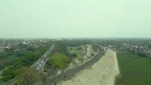 Aerial view of double decker bridge over the Ganges at Varanasi. Vídeos de archivo 340135151