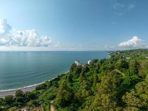 Aerial view of the dramatic cliffs, lush green hills, and Black Sea coast Fotos de archivo