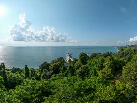 Aerial view of the dramatic cliffs, lush green hills, and Black Sea coast Fotos de archivo
