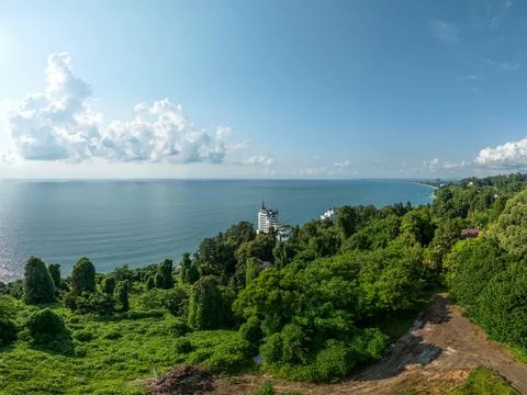 Aerial view of the dramatic cliffs, lush green hills, and Black Sea coast Fotos de archivo