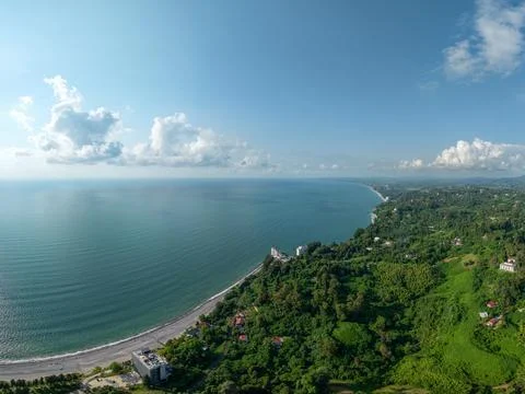 Aerial view of the dramatic cliffs, lush green hills, and Black Sea coast Fotos de archivo