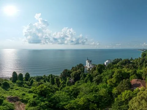 Aerial view of the dramatic cliffs, lush green hills, and Black Sea coast Fotos de archivo