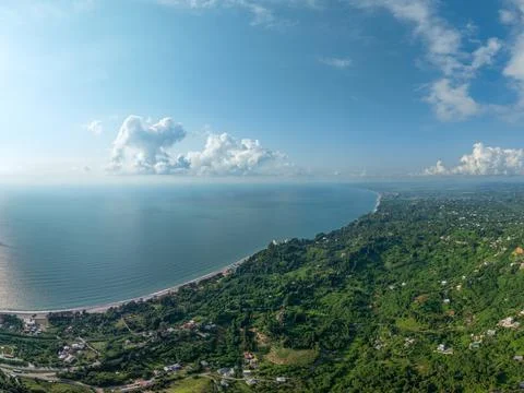 Aerial view of the dramatic cliffs, lush green hills, and Black Sea coast Fotos de archivo