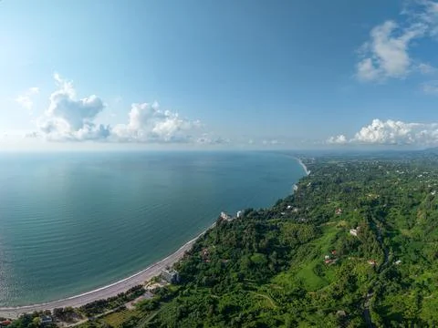 Aerial view of the dramatic cliffs, lush green hills, and Black Sea coast Fotos de archivo