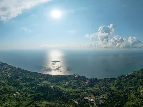 Aerial view of the dramatic cliffs, lush green hills, and Black Sea coast Fotos de archivo