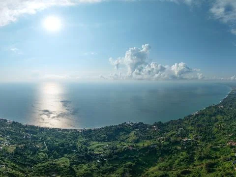 Aerial view of the dramatic cliffs, lush green hills, and Black Sea coast Fotos de archivo