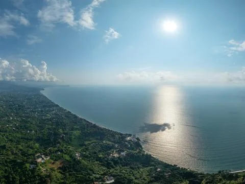 Aerial view of the dramatic cliffs, lush green hills, and Black Sea coast Fotos de archivo