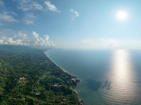 Aerial view of the dramatic cliffs, lush green hills, and Black Sea coast Fotos de archivo