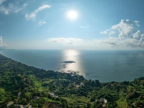 Aerial view of the dramatic cliffs, lush green hills, and Black Sea coast Fotos de archivo
