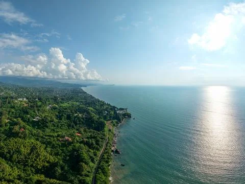 Aerial view of the dramatic cliffs, lush green hills, and Black Sea coast Fotos de archivo