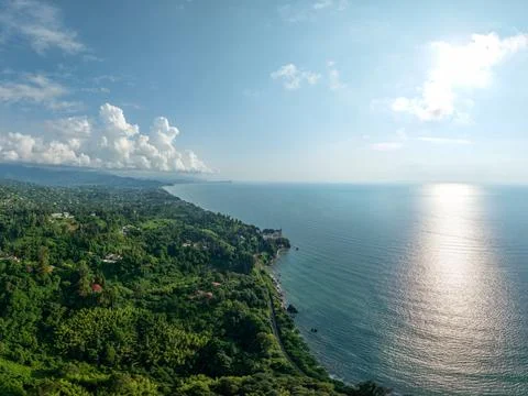 Aerial view of the dramatic cliffs, lush green hills, and Black Sea coast Fotos de archivo
