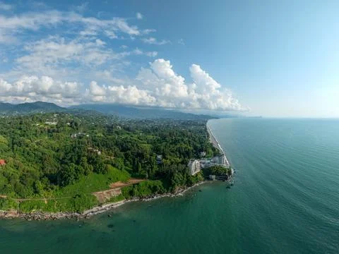 Aerial view of the dramatic cliffs, lush green hills, and Black Sea coast Fotos de archivo