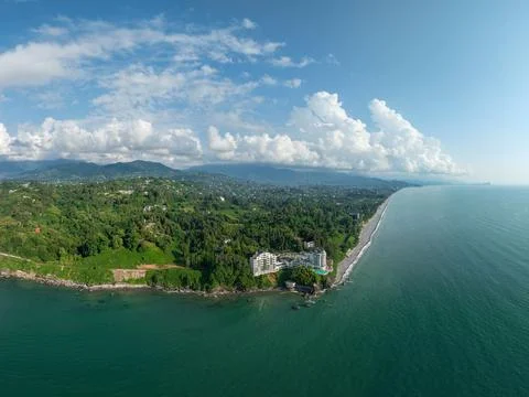 Aerial view of the dramatic cliffs, lush green hills, and Black Sea coast Fotos de archivo
