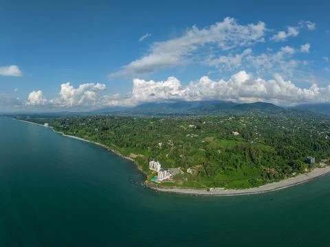 Aerial view of the dramatic cliffs, lush green hills, and Black Sea coast Fotos de archivo
