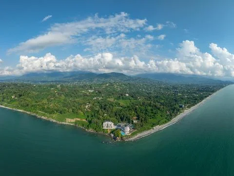 Aerial view of the dramatic cliffs, lush green hills, and Black Sea coast Fotos de archivo