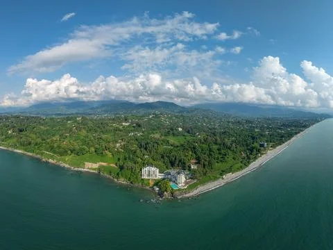 Aerial view of the dramatic cliffs, lush green hills, and Black Sea coast Fotos de archivo