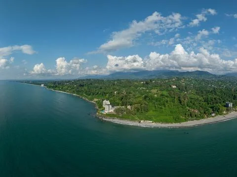 Aerial view of the dramatic cliffs, lush green hills, and Black Sea coast Fotos de archivo