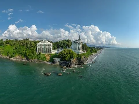 Aerial view of the dramatic cliffs, lush green hills, and Black Sea coast Fotos de archivo