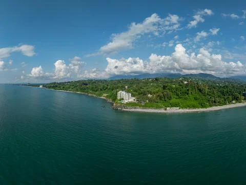 Aerial view of the dramatic cliffs, lush green hills, and Black Sea coast Fotos de archivo
