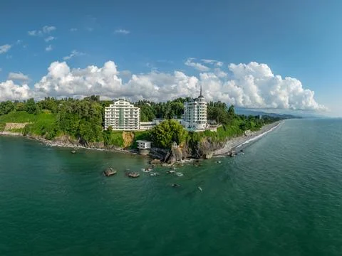 Aerial view of the dramatic cliffs, lush green hills, and Black Sea coast Fotos de archivo