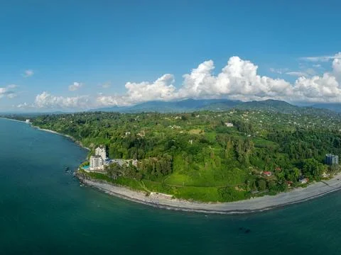 Aerial view of the dramatic cliffs, lush green hills, and Black Sea coast Fotos de archivo