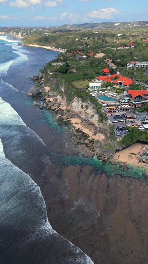 Aerial view of the dramatic limestone coastline of Nusa Penida, Bali, Indonesia. Vídeos de archivo 340837758