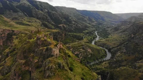 Aerial view dramatic panorama over Mtkvari valley with Tmogvi fortress with b Vídeos de archivo 201488832