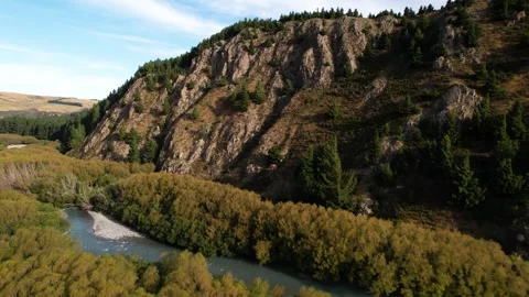 Aerial View of Dramatic Rock Cliffs and Native Forest in Ashburton Lakes, New Vidéo 348911062