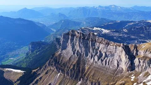 Aerial View of Dramatic Rocky Cliffs Above Alpine Valley Stock-Fotos