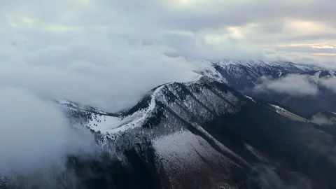 Aerial View of Dramatic Winter Cloud Inversion flowing over Mountain Ridge 스톡 동영상 325434961