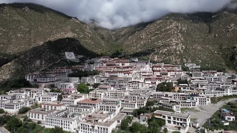 Aerial View of Drepung Monastery, Lhasa, Tibet, China Vídeos de archivo 335771849