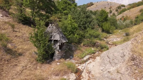 Aerial View of Drone Approaching Old Abandoned Wooden Watermill  Vídeo Stock 342716250