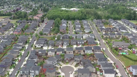 Aerial view drone flight over houses in a safe neighborhood. Vidéo 155371157