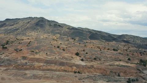 Aerial view; drone flying over the polluted mountain Video stock 112782008