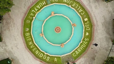 Aerial view from drone looking down at bird's-eye view of Plaza de Carhuas, 库存影片 164490695