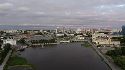 Aerial view; drone moving backward over the miass river in Chelyabinsk Video stock 112045442