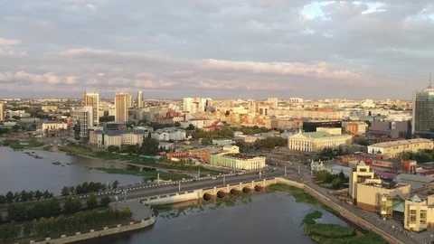 Aerial view; drone moving forward over the city center Video stock 112042075