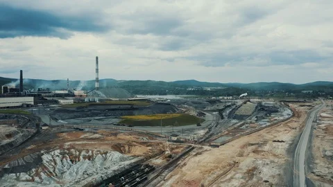 Aerial view; drone moving over the industrial site with polluted area Video stock 112779123