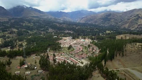 Aerial view from drone panning through a pine forest with a background of Vidéo 164562754