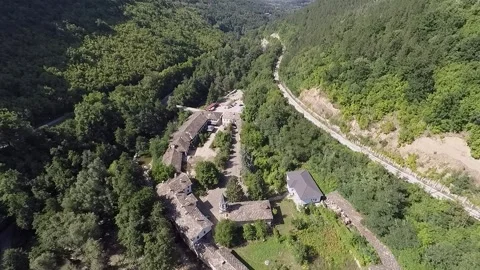 Aerial view of dryanovo monastery surrounded by green forest mountains Vídeos de archivo 348367243