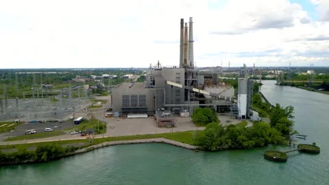 Aerial view of DTE Energy river rouge power plant along Detroit river in Mi.. Video stock 320843045