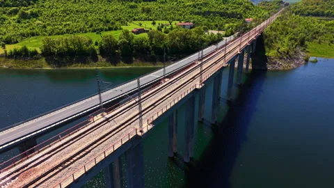 Aerial view of dual bridge crossing river near forest, Bulgaria Vídeo Stock 344690780
