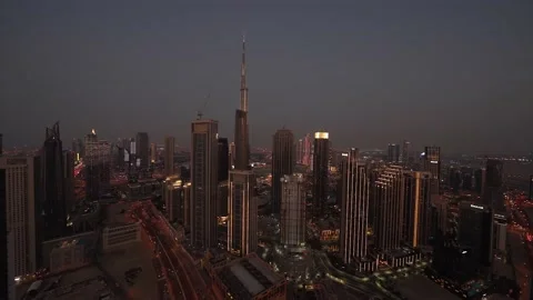 Aerial view of the Dubai skyline in the evening Vidéo 239080100