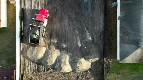 Aerial View of a Dump Truck Dumping Dirt On A New Construction Plot Of Land in K Vídeos de archivo 237873580