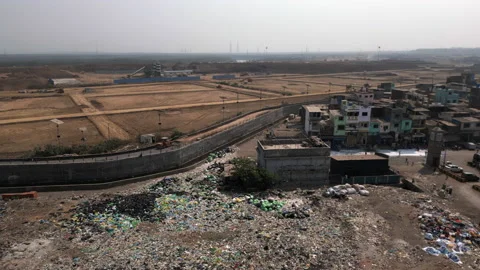 Aerial View of Dumping Ground Next to Residential Buildings in Mumbai, India Vídeos de archivo 235176891