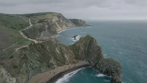 Aerial View of Durdle Door and Jurassic Coast Cliffs in Dorset Vídeo Stock 346737764