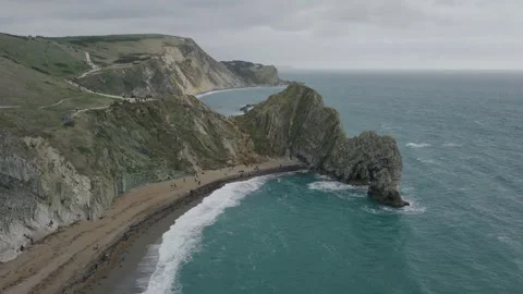 Aerial View of Durdle Door Beach and Limestone Sea Arch Dorset Vídeo Stock 346738015